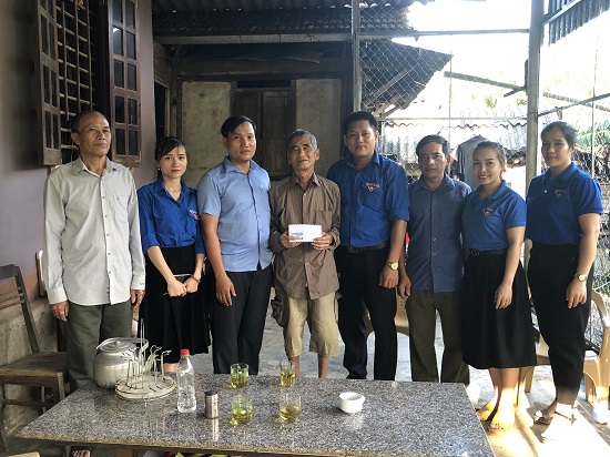 Đoàn Thanh Niên Thị trấn Hương Khê Tri ân các gia đình chính sách nhân kỷ niệm 73 năm ngày TBLS