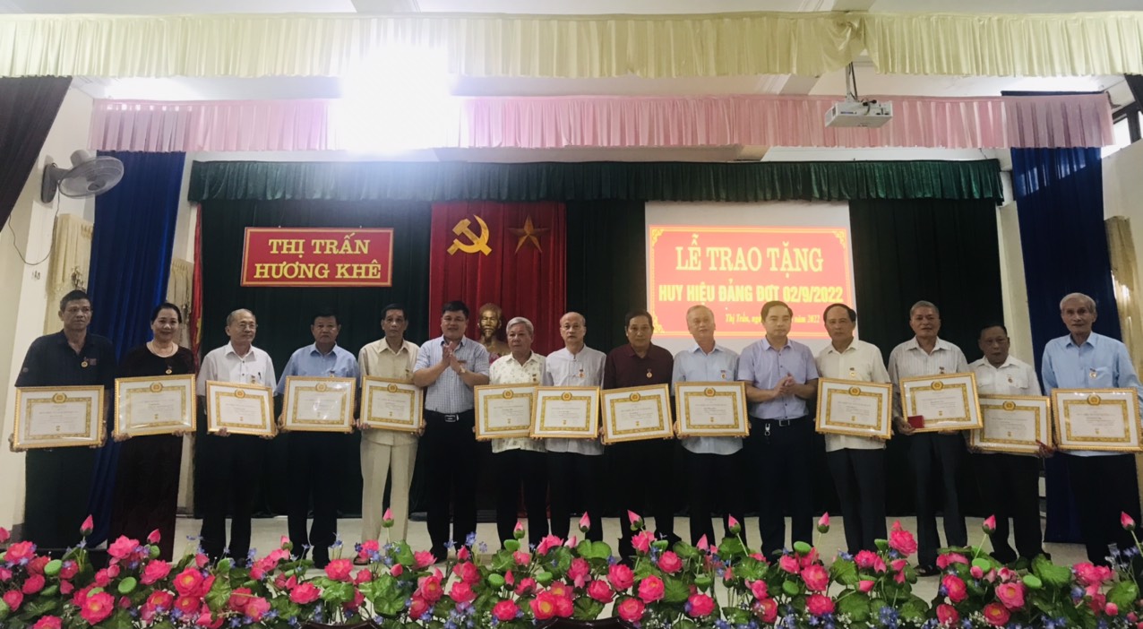 Đảng ủy Thị trấn trao tặng huy hiệu đảng cho 15 Đảng viên nhân dịp kỷ niệm 02/9/2022