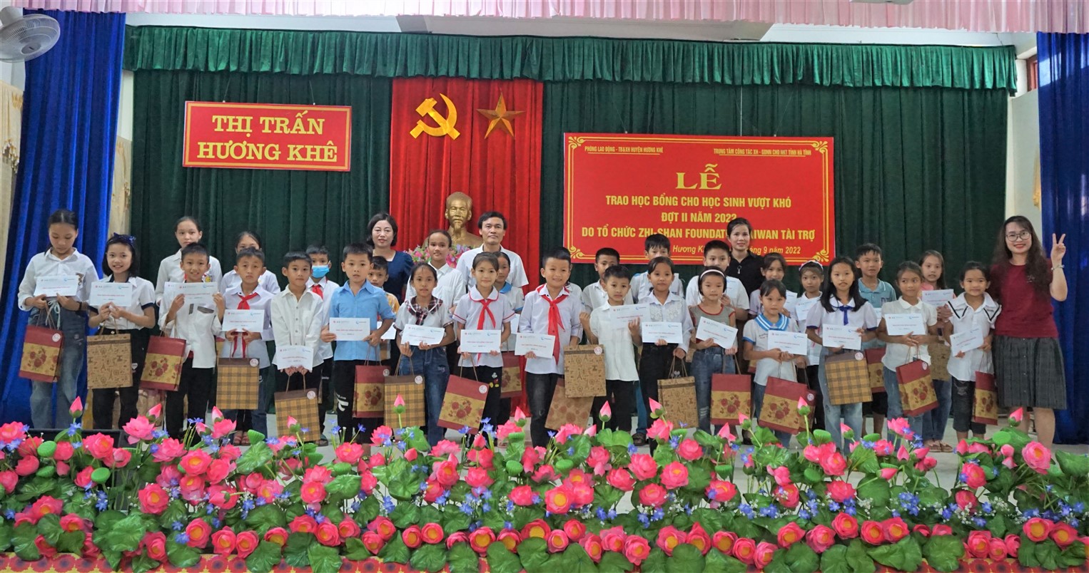 63 học sinh vượt khó huyện Hương Khê, nhận học bổng Dự án Zhi Shan