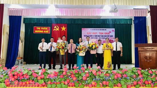 Thị trấn huyện tổ chức gặp mặt, toạ đàm nhân dịp 41 năm ngày Nhà giáo Việt Nam