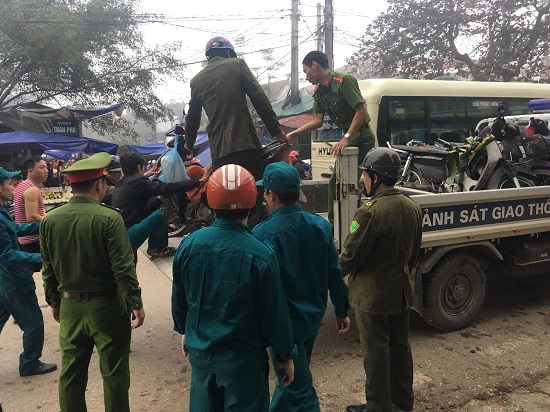 Thị trấn Hương Khê ra quân giải tỏa hành lang an toàn giao thông dịp tết Nguyên Đán Canh Tý 2020