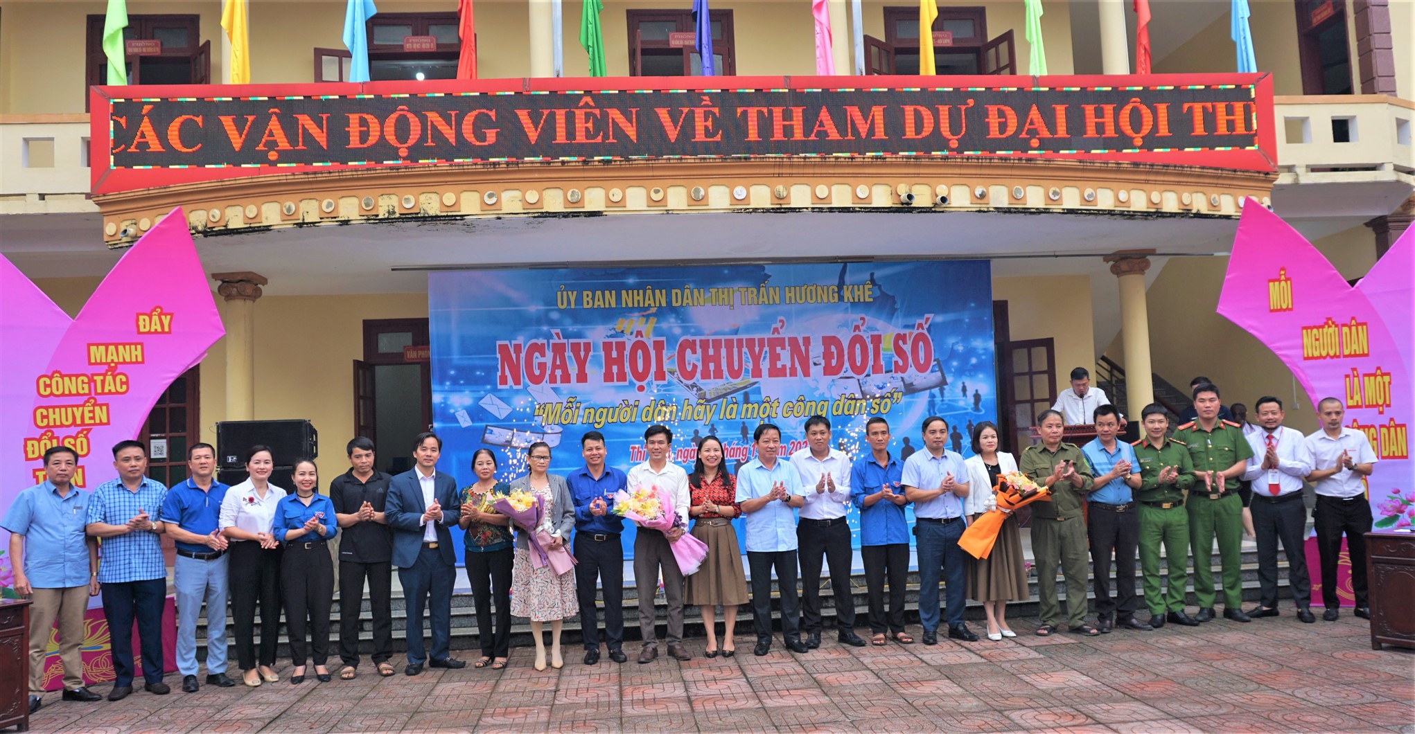 Người dân thị trấn Hương Khê sôi nổi tham gia ngày hội chuyển đổi số