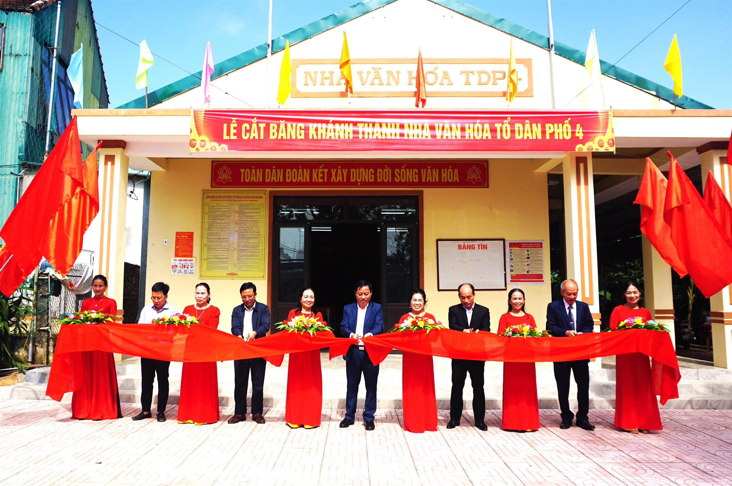 Thị trấn Hương Khê huy động các nguồn lực làm đường giao thông, Nhà văn hóa đạt chuẩn